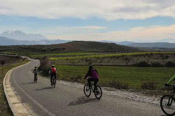NATURE AND TRADITIONS E-BIKE