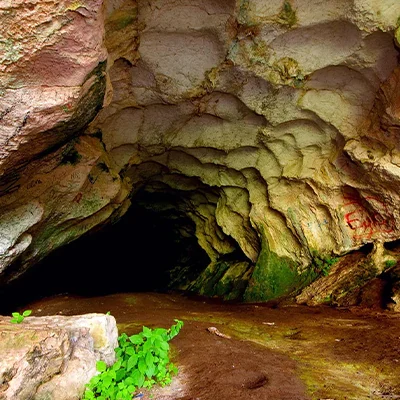 Pëllumbas Cave